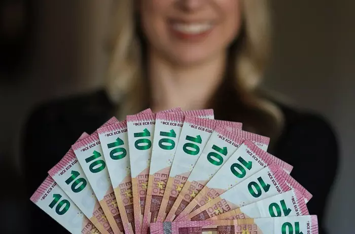 Sok eur� bankhegy k�zben