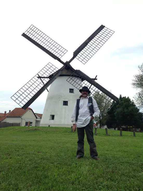 A Dorozsmai sz�lmalom 2014-ben a Farag� Napon, el�t�rben Vass J�zsef, malom gondnok, sz�lmoln�r