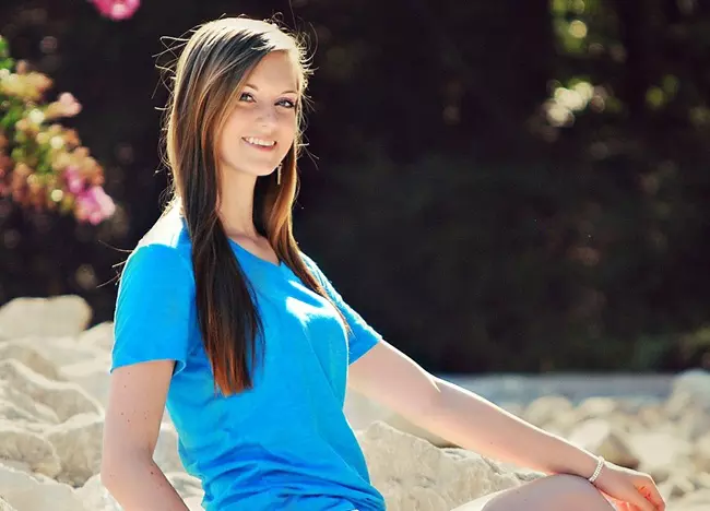 Fiatal, mosolyg� l�ny