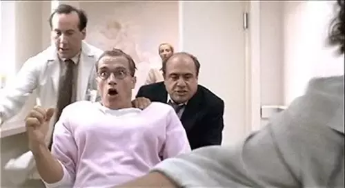 Junior - Arnold Swarzenegger sz�l