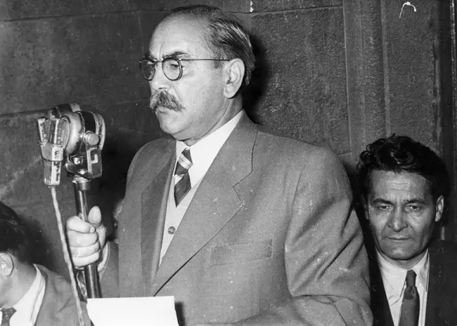 Nagy Imre minisztereln�k a Parlament erk�ly�n - 1956. okt�ber 23.