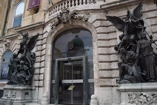 A Budapesti T�rt�neti M�zeum bej�rata