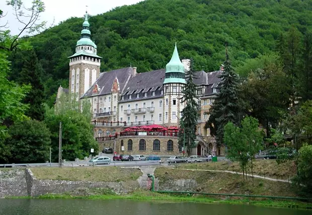 Lillaf�redi Palotasz�ll�