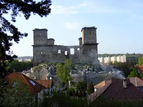 Di�sgy�ri v�r, lak�telepi h�zakkal �vezve