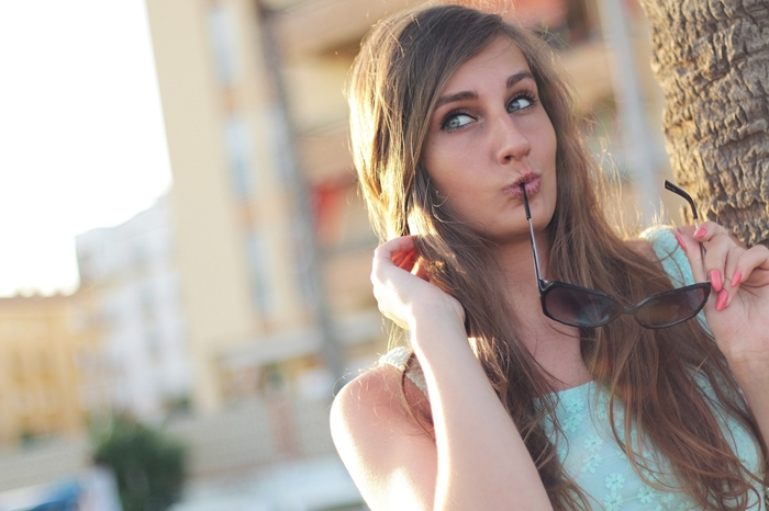 Fiatal n� a szem�veg�vel az ajkai k�z�tt