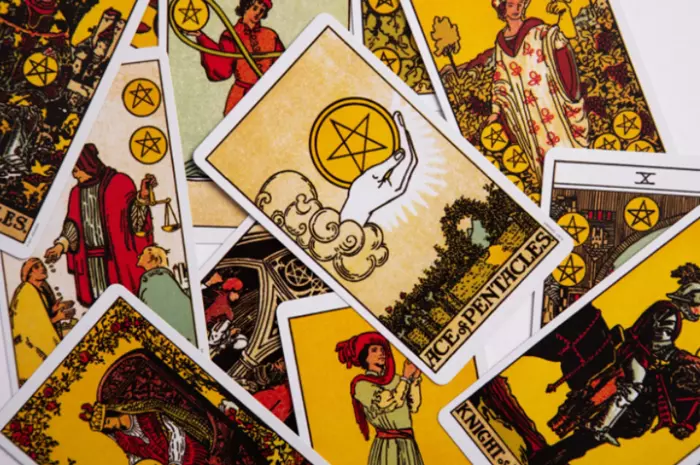 Tarot k�rty�k - Kaszin�z�s