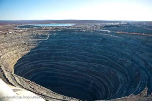 Megh�kkent� lyukak a F�ld felsz�n�n