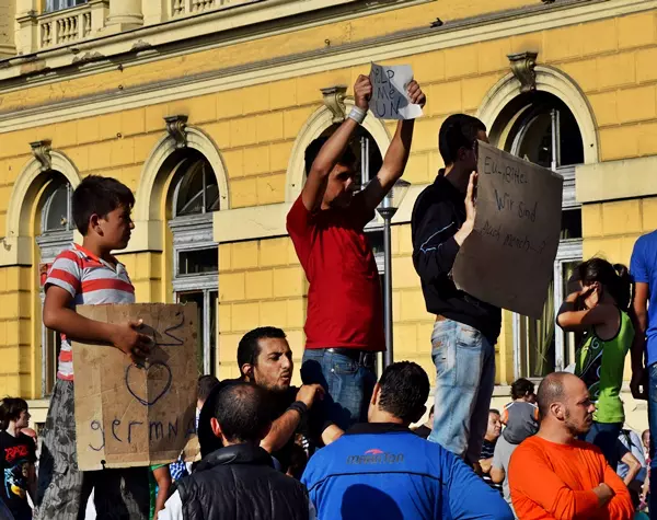 Migr�nst�ntet�sek a Keleti p�lyaudvarn�l - 2015 - augusztus, szeptember