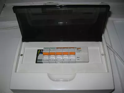 Mit tegy�nk, ha lak�sunk, h�zunk elektromos h�l�zata elavult