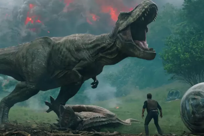 Tyrannosaurus a Jurassic World - Fallen Kingdomban, �ppen egy Carnotaurust ejt el