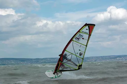 Sz�rf�z�s, sz�rfk�lcs�nz�s a Balatonon