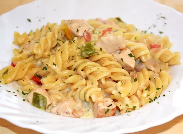 Tejsz�nes, csirk�s fusilli